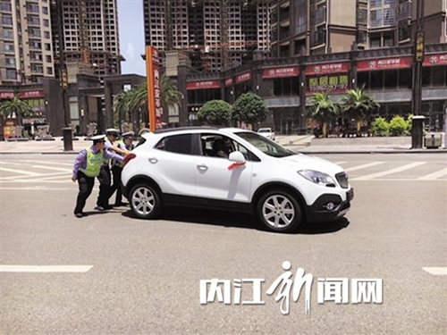 内江“马大哈”忘加油&nbsp;越野车“罢工”堵一通(图1)