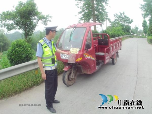 牛滩三轮司机遭得甩：不挂号牌罚200扣12分(图1)