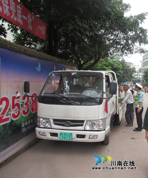 泸县天兴：消除路边“汽车集市”隐患保安全(图1)
