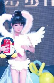 泸州6岁小姑娘精通才艺&nbsp;或成张德高最小弟子(图2)