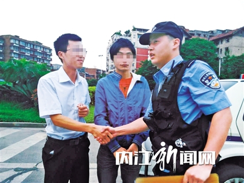 创业者沦为流浪汉 内江男蜗居“僵尸车”(图2) 创业者沦为流浪汉 内江男蜗居“僵尸车”(图2)