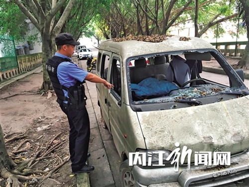 创业者沦为流浪汉 内江男蜗居“僵尸车”(图1) 创业者沦为流浪汉 内江男蜗居“僵尸车”(图1)