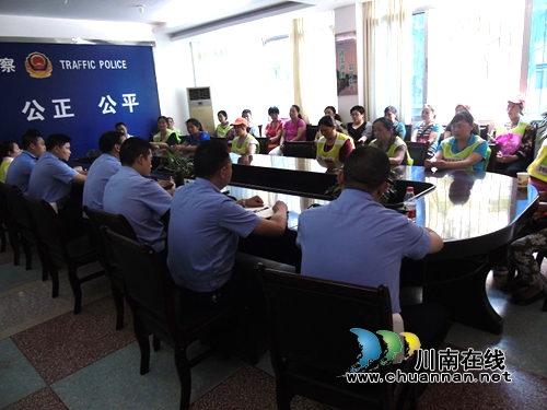 宜宾县交管大队召开文明交通劝导员安全培训会(图2)