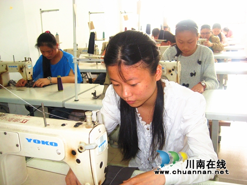 纳溪江南职中：学生织衣绘就精彩人生(图1)