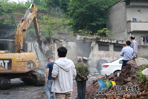 泸州莲花池街道:联合多部门强力拆除违建(图4) 泸州莲花池街道:联合多部门强力拆除违建(图4)