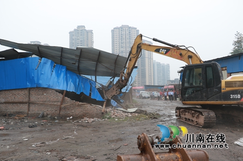 泸州莲花池街道:联合多部门强力拆除违建(图2) 泸州莲花池街道:联合多部门强力拆除违建(图2)