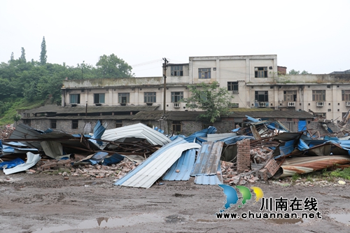 泸州莲花池街道:联合多部门强力拆除违建(图6) 泸州莲花池街道:联合多部门强力拆除违建(图6)