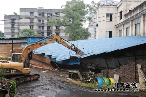 泸州莲花池街道:联合多部门强力拆除违建(图3) 泸州莲花池街道:联合多部门强力拆除违建(图3)