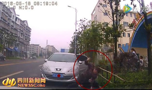 泸州“花衣男”暴打家长遭人肉 江阳警方介入(图1) 泸州“花衣男”暴打家长遭人肉 江阳警方介入(图1)