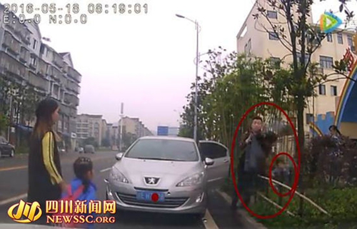 泸州“花衣男”暴打家长遭人肉 江阳警方介入(图2) 泸州“花衣男”暴打家长遭人肉 江阳警方介入(图2)