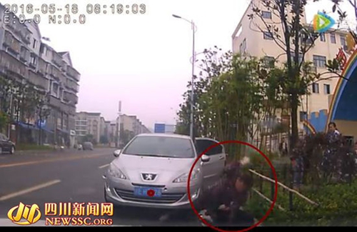 泸州“花衣男”暴打家长遭人肉 江阳警方介入(图4) 泸州“花衣男”暴打家长遭人肉 江阳警方介入(图4)