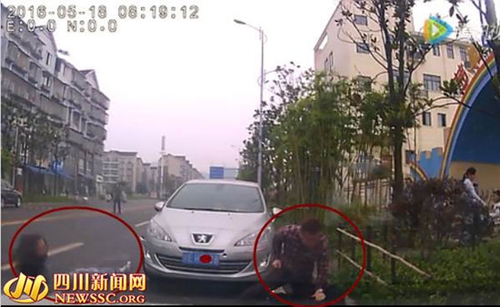 泸州“花衣男”暴打家长遭人肉 江阳警方介入(图3) 泸州“花衣男”暴打家长遭人肉 江阳警方介入(图3)
