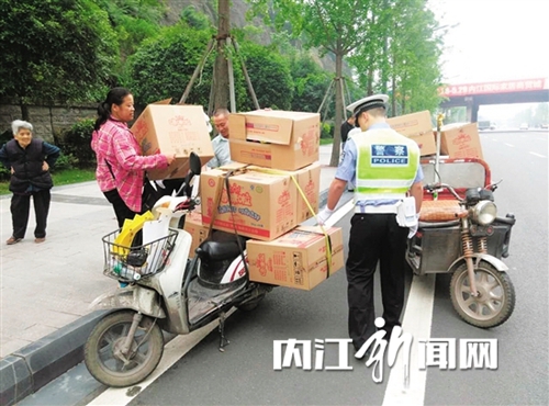 内江:怪异车超载11台“电视” 交警拦停处罚(图1) 内江:怪异车超载11台“电视” 交警拦停处罚(图1)