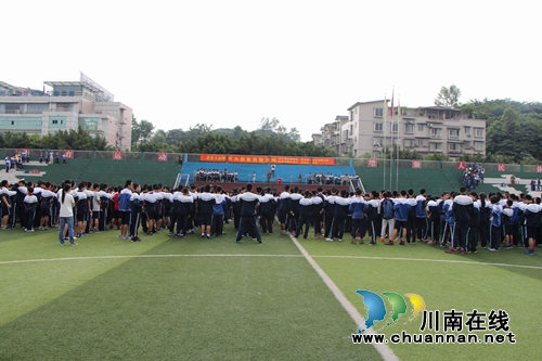 泸州红星街道:3600师生从“火灾”中紧急逃生(图2) 泸州红星街道:3600师生从“火灾”中紧急逃生(图2)