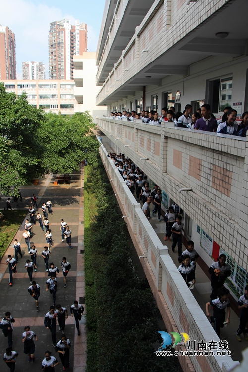 泸州红星街道:3600师生从“火灾”中紧急逃生(图1) 泸州红星街道:3600师生从“火灾”中紧急逃生(图1)