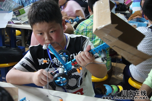 全省中小学生机器人大赛今在泸州天立小学举行(图12) 全省中小学生机器人大赛今在泸州天立小学举行(图12)