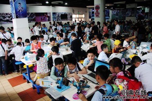 全省中小学生机器人大赛今在泸州天立小学举行(图9) 全省中小学生机器人大赛今在泸州天立小学举行(图9)