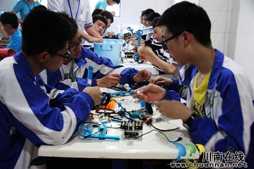 全省中小学生机器人大赛今在泸州天立小学举行(图6) 全省中小学生机器人大赛今在泸州天立小学举行(图6)