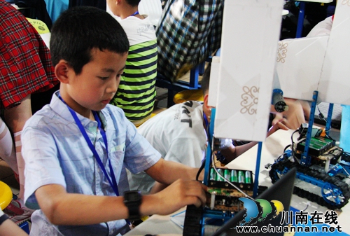 全省中小学生机器人大赛今在泸州天立小学举行(图13) 全省中小学生机器人大赛今在泸州天立小学举行(图13)
