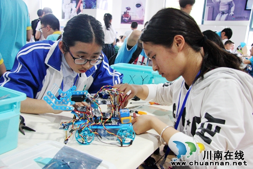 全省中小学生机器人大赛今在泸州天立小学举行(图10) 全省中小学生机器人大赛今在泸州天立小学举行(图10)