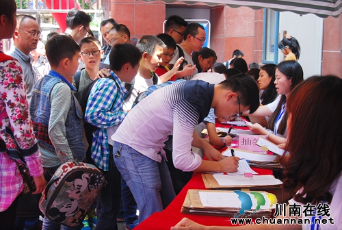 全省中小学生机器人大赛今在泸州天立小学举行(图16) 全省中小学生机器人大赛今在泸州天立小学举行(图16)