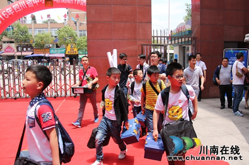 全省中小学生机器人大赛今在泸州天立小学举行(图15) 全省中小学生机器人大赛今在泸州天立小学举行(图15)