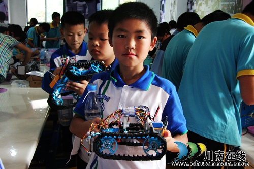 全省中小学生机器人大赛今在泸州天立小学举行(图7) 全省中小学生机器人大赛今在泸州天立小学举行(图7)