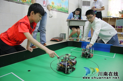 全省最大规模中小学生机器人大赛在泸州举行(图1) 全省最大规模中小学生机器人大赛在泸州举行(图1)