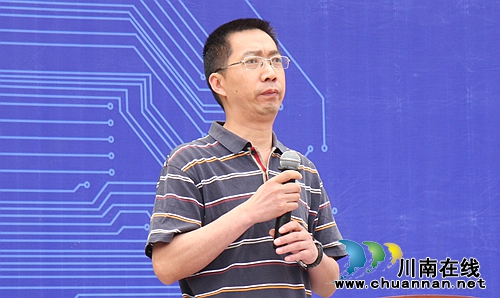 全省最大规模中小学生机器人大赛在泸州举行(图11) 全省最大规模中小学生机器人大赛在泸州举行(图11)