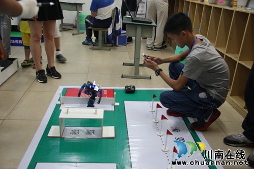 全省最大规模中小学生机器人大赛在泸州举行(图21) 全省最大规模中小学生机器人大赛在泸州举行(图21)