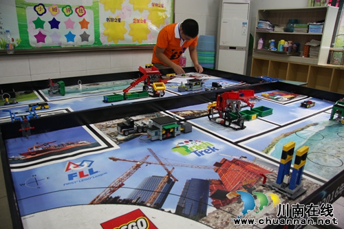 全省最大规模中小学生机器人大赛在泸州举行(图17) 全省最大规模中小学生机器人大赛在泸州举行(图17)