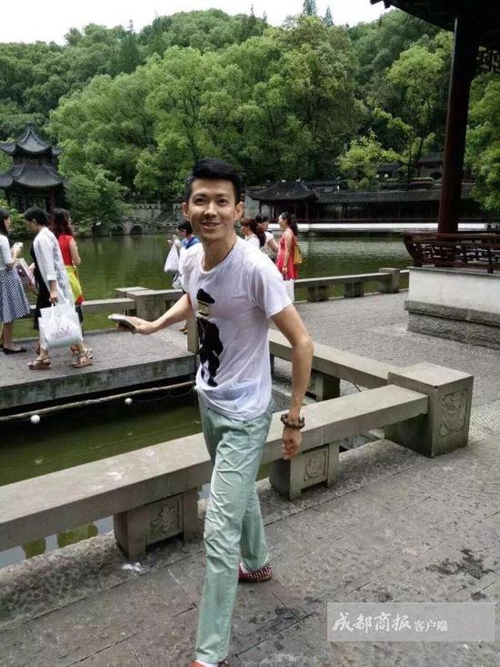 泸州帅小伙救人不留名 悄悄离开(图1) 泸州帅小伙救人不留名 悄悄离开(图1)