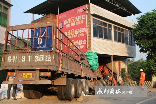 自贡一辆货车冲进民房&nbsp;两名男子不幸身亡(图1)