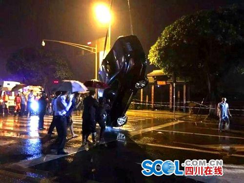 内江:汽车撞断护栏冲入甜城湖 司机死亡(图3) 内江:汽车撞断护栏冲入甜城湖 司机死亡(图3)