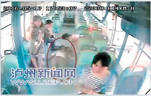 乘客突发癫痫 泸州公交司机超速开车送医(图1) 乘客突发癫痫 泸州公交司机超速开车送医(图1)