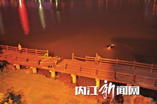 内江:汽车撞断护栏冲入甜城湖 司机死亡(图1) 内江:汽车撞断护栏冲入甜城湖 司机死亡(图1)