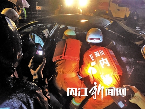 内江:汽车撞断护栏冲入甜城湖 司机死亡(图2) 内江:汽车撞断护栏冲入甜城湖 司机死亡(图2)