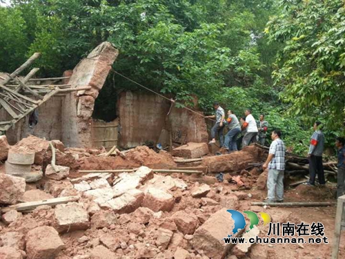 宜宾长兴镇先锋村：组织志愿者服务队拆除危房(图1)