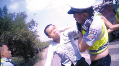 自贡无证男“撒泼”:驾车强闯关还踢打交警(图1) 自贡无证男“撒泼”:驾车强闯关还踢打交警(图1)