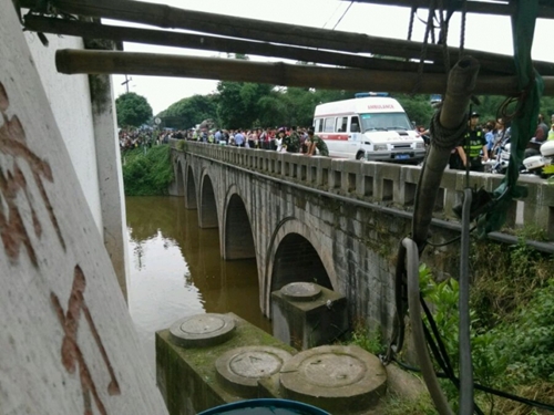 泸县一学校副校长跳河身亡 留遗书称患有抑郁症(图2) 泸县一学校副校长跳河身亡 留遗书称患有抑郁症(图2)