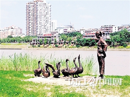 内江雕塑遭“黑手”：“小孩”失踪“鹅”被抢(图2)