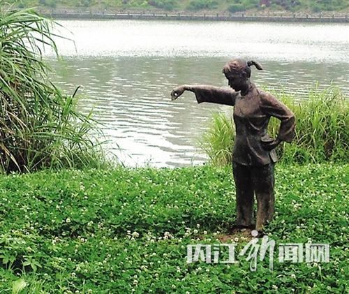 内江雕塑遭“黑手”：“小孩”失踪“鹅”被抢(图1)