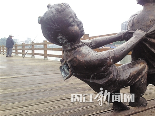 内江雕塑遭“黑手”：“小孩”失踪“鹅”被抢(图3)