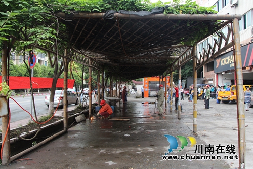 修车中心违法占地&nbsp;泸州红星街道强力拆除(图2)