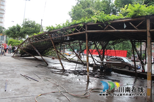 修车中心违法占地&nbsp;泸州红星街道强力拆除(图3)