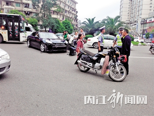 内江：两轮有点猛&nbsp;“吻”脱保时捷保险杠(图1)