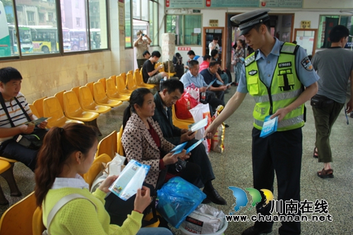 纳黔一大队:贯彻“两学一做”开展交通安全宣传(图3) 纳黔一大队:贯彻“两学一做”开展交通安全宣传(图3)