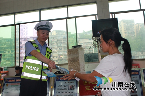 纳黔一大队:贯彻“两学一做”开展交通安全宣传(图4) 纳黔一大队:贯彻“两学一做”开展交通安全宣传(图4)