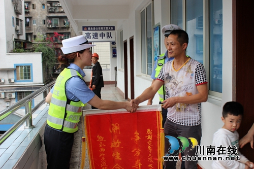 叙永交警开启“生命通道” 拦车送重病娃就医(图2) 叙永交警开启“生命通道” 拦车送重病娃就医(图2)
