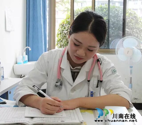 泸州一老一小自动扶梯摔倒&nbsp;女医生迅速抱起小孩(图2)